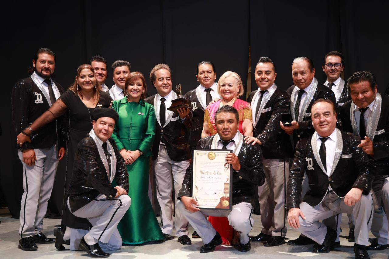 Gobernadora entrega por primera vez en Tlaxcala el Micrófono de Oro